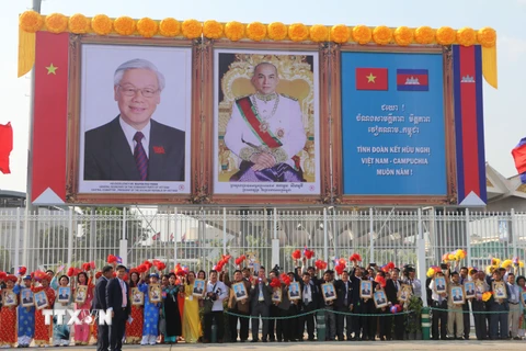 Đông đảo đại biểu, nhân dân đón Tổng Bí thư, Chủ tịch nước Nguyễn Phú Trọng tại sân bay Quốc tế Pochentong ngày 25/2. (Ảnh: Minh Hưng/TTXVN) 