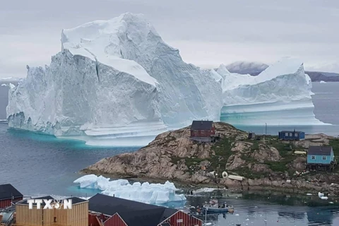 Hàng tỷ tấn nước tan ra từ các khối băng khổng lồ ở Greenland và Nam Cực có thể dẫn tới nhiều hình thái thời tiết cực đoan hơn, gây xáo trộn khí hậu Trái Đất trong nhiều thập kỷ tới. (Nguồn: AFP/TTXVN)