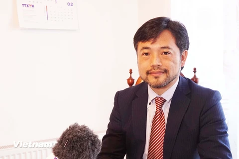 Tiến sỹ Takashi Hosoda trả lời phỏng vấn. (Ảnh: PV/Vietnam+) 