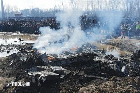  Binh sỹ Ấn Độ điều tra bên chiếc máy bay của Không quân nước này bị rơi tại quận Budgam, cách thủ phủ Srinagar, bang Kashmir khoảng 30km ngày 27/2/2019. (Ảnh: AFP/TTXVN)