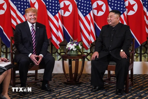Tổng thống Mỹ Donald Trump (trái) và Chủ tịch Triều Tiên Kim Jong-un trong cuộc gặp đầu tiên tại Hội nghị thượng đỉnh Mỹ-Triều lần thứ hai tại Hà Nội ngày 27/2/2019. (Ảnh: AFP/TTXVN)