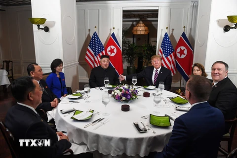 Tổng thống Mỹ Donald Trump (giữa, phải) và Chủ tịch Triều Tiên Kim Jong-un (giữa, trái) dùng bữa tối thân mật trong cuộc gặp tại Hội nghị thượng đỉnh Mỹ-Triều lần hai ở Hà Nội ngày 27/2/2019. (Ảnh: AFP/TTXVN)