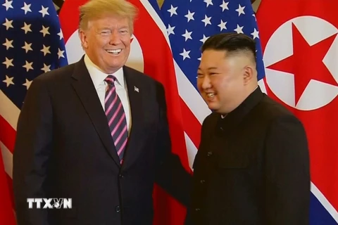 Tổng thống Mỹ Donald Trump và Chủ tịch Triều Tiên Kim Jong-un bày tỏ sự thoải mái, thân thiện sau khi bắt tay nhau. (Ảnh: TTXVN)