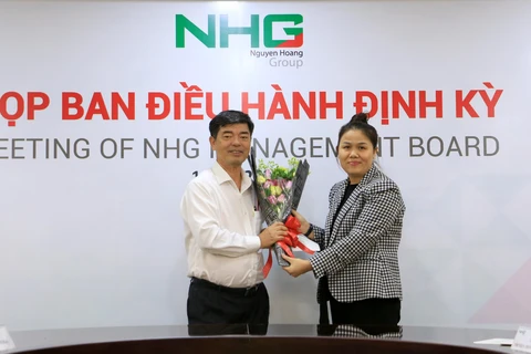 Phó giáo sư-tiến sỹ Thái Bá Cần, Phó Tổng Giám đốc phát triển đại học NHG (trái) sẽ đảm nhiệm vị trí Giám đốc Ban Đại học NHG kiêm nhiệm Phó Chủ tịch thường trực của Hội đồng Đại học. (Ảnh: PV/Vietnam+)