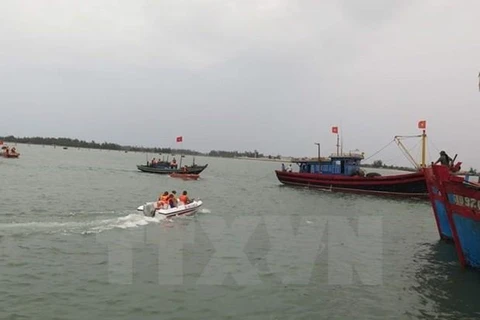 Lực lượng chức năng thực hiện nhiệm vụ cứu hộ trong một vụ tai nạn tàu cá. Ảnh minh họa. (Nguồn: TTXVN)