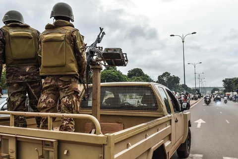 Binh sỹ Mali tuần tra trên các đường phố ở Bamako. (Ảnh: AFP/TTXVN) 