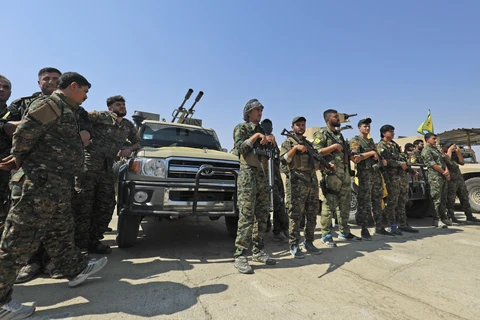 Các thành viên Lực lượng Dân chủ Syria chuẩn bị chiến dịch truy quét các tay súng Tổ chức Nhà nước Hồi giáo tự xưng (IS) tại thị trấn Shadadi, gần thành phố Hassakeh, miền Đông Bắc Syria ngày 11/9/2018. (Ảnh: AFP/TTXVN) 