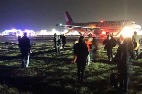 Hành khách mô tả đã nghe thấy một 'tiếng nổ lớn' khi chuyến bay tăng tốc để cất cánh. (Nguồn: news.sky.com)