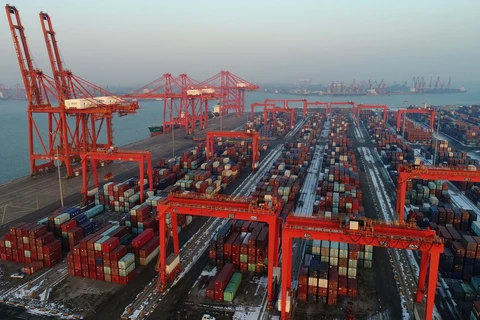 Vận chuyển hàng hóa tại cảng Tangshan, tỉnh Hà Bắc, Trung Quốc. (Ảnh: THX/TTXVN) 