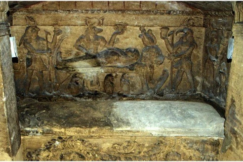 Hầm mộ của Kom El Shoqafa là một trong bảy kỳ quan của thời Trung cổ. (Nguồn: thevintagenews.com)