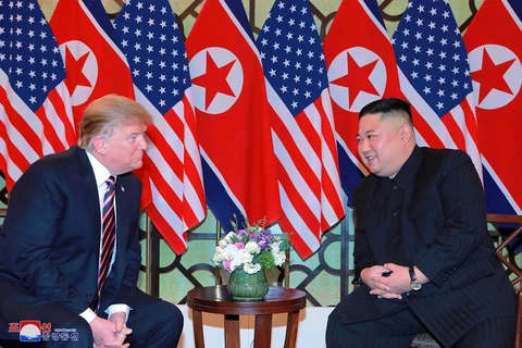 Tổng thống Mỹ Donald Trump (trái) trong cuộc gặp Chủ tịch Triều Tiên Kim Jong-un tại ngày làm việc đầu tiên của Hội nghị thượng đỉnh Mỹ-Triều lần hai ở Hà Nội, ngày 27/2/2019. (Ảnh: AFP/TTXVN) 