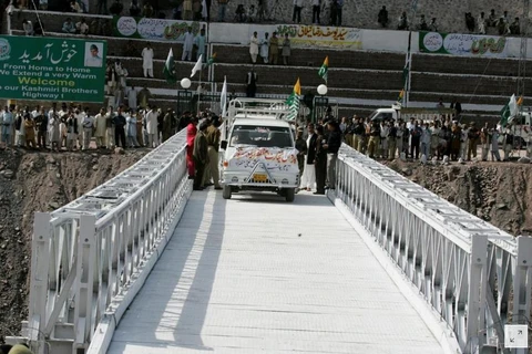 Chiếc xe tải chở hàng hóa đi qua cây cầu nối liền Ấn Độ và Pakistan khu vực Kashmir ngày 21/10/2018. (nguồn: Reuters)