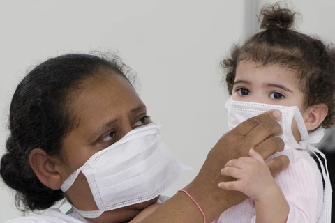 Bệnh nhân đeo khẩu trang phòng dịch cúm A(H1N1) tại bệnh viện Miguel Couto ở Rio de Janeiro, Brazil. (Ảnh: AFP/TTXVN) 