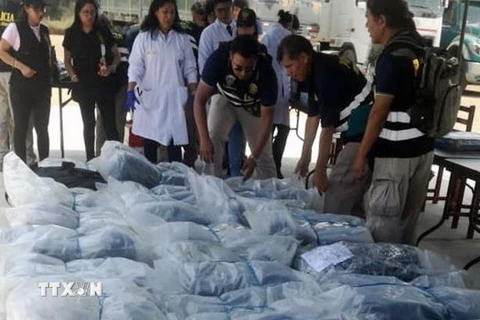 Cảnh sát trưng bày số cocaine thu giữ trong chiến dịch truy quét tội phạm buôn ma túy tại El Callao, Peru, ngày 7/3/2019. (Ảnh: AFP/TTXVN)