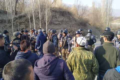 Công dân hai nước Tajikistan-Kyrgyzstan đụng độ tại biên giới tranh chấp. (Nguồn: rferl.org)