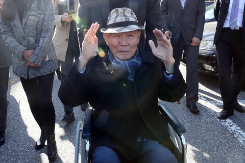 Ông Lee Chun-sik (phía trước), lao động bị cưỡng bức thời chiến tranh, sau một phiên tòa tại Seoul, Hàn Quốc ngày 30/10/2018. (Ảnh: Yonhap/TTXVN) 