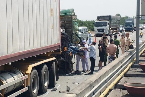 Xe tải đâm vào xe đầu kéo trên cao tốc, 2 người chết tại chỗ