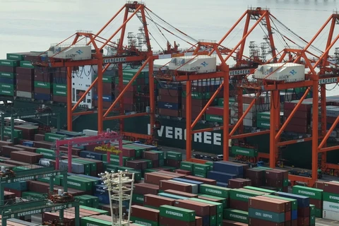 Hàng hóa được xếp tại cảng ở Tokyo, Nhật Bản, ngày 19/2/2018. (Ảnh: AFP/TTXVN) 