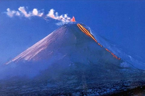 [Video] Vẻ đẹp mê hoặc của ngọn núi lửa cao nhất thế giới