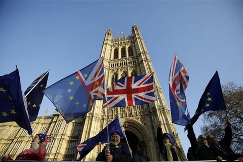 Cờ Anh và cờ Liên minh châu Âu bên ngoài tòa nhà Quốc hội Anh ở London ngày 11/12/2018. (Ảnh: AFP/TTXVN)