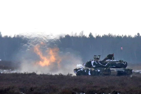 Xe tăng của quân đội Mỹ tham gia cuộc tập trận chung với các binh sỹ Ba Lan trên các sân tập ở Zagan, Ba Lan ngày 30/1/2017. (Ảnh: AP)