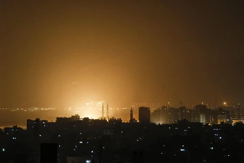 Ánh sáng màu cam trên bầu trời tại Dải Gaza trong cuộc không kích của Israel ngày 14/3/2019. (Ảnh: AFP/TTXVN) 