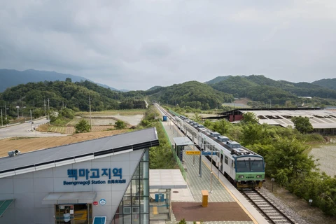 Toàn cảnh tuyến đường sắt Gyeongwon ở nhà ga Baengmagoji thuộc Cheorwon, gần khu vực phi quân sự giữa hai miền Triều Tiên ngày 29/5/2018. (Ảnh: AFP/TTXVN) 