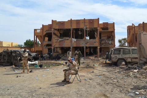 Binh sỹ Mali gác tại hiện trường một vụ tấn công ở Gao ngày 13/11/2018. (Ảnh: AFP/TTXVN) 