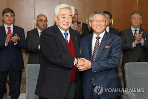 Chủ tịch Taekwondo Thế giới Choue Chung-won (trái) bắt tay Chủ tịch ITF Yong-son sau khi ký thỏa thuận tại một khách sạn ở Bình Nhưỡng ngày 2/11/2018. (Nguồn: Yonhap)