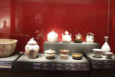 Một số cổ vật Việt Nam trưng bày tại triển lãm. (Ảnh: Mạnh Hùng/TTXVN) 
