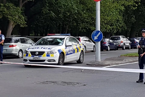 Cảnh sát gác tại hiện trường vụ xả súng ở Christchurch, New Zealand, ngày 15/3/2019. (Ảnh: AFP/TTXVN) 