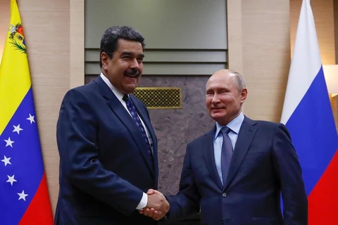 Tổng thống Nga Vladimir Putin (phải) bắt tay với người đồng cấp Venezuela Nicolas Maduro trong cuộc họp tại dinh thự bang Novo-Ogaryovo bên ngoài Moscow vào ngày 5/12/2018. (Nguồn: AFP/Getty Images)