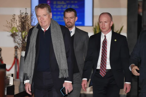 Đại diện Thương mại Mỹ Robert Lighthizer (trái) cùng các nhà đàm phán rời khách sạn tới dự các cuộc đàm phán thương mại mới ở Bắc Kinh (Trung Quốc) ngày 28/3/2019. (Ảnh: AFP/TTXVN) 