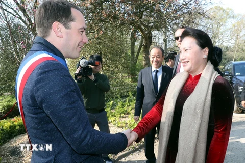 Chủ tịch Quốc hội Nguyễn Thị Kim Ngân với đại diện lãnh đạo thành phố Paris đến đặt hoa tại Tượng đài Chủ tịch Hồ Chí Minh. (Ảnh: Trọng Đức/TTXVN)