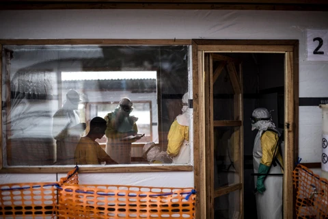 Nhân viên y tế kiểm tra sức khỏe cho một trường hợp nghi nhiễm Ebola tại trung tâm hỗ trợ bệnh nhân Ebola ở Bunia, CHDC Congo. (Ảnh: AFP/TTXVN) 