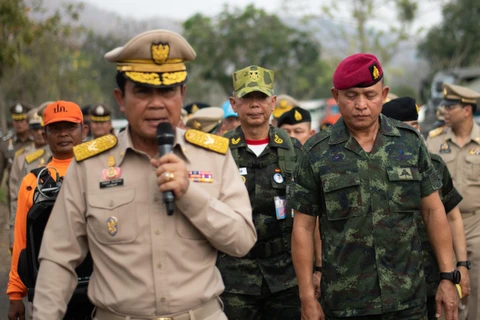 Thủ tướng Thái Lan Prayut Chan-O-Cha (trái) và Tư lệnh lục quân Thái Lan, Tướng Apirat Kongsompong (phải) tại cuộc diễn tập đối phó với tình trạng khẩn cấp ở Lopburi, Thái Lan ngày 14/2/2019. (Ảnh: AFP/TTXVN) 