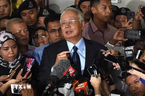 Cựu Thủ tướng Malaysia Najib Razak (giữa) tại tòa án ở Kuala Lumpur ngày 20/9/2018. (Ảnh: AFP/TTXVN)