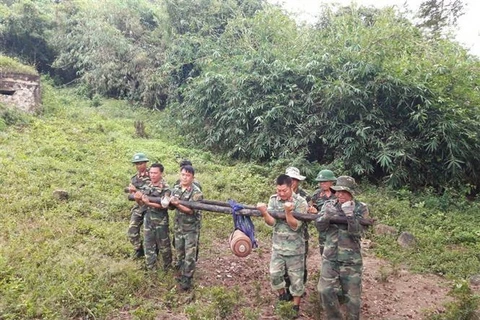 Vận chuyển, tập kết số bom, mìn đến điểm hủy nổ tại tỉnh An Giang. (Ảnh: Thanh Sang/TTXVN)