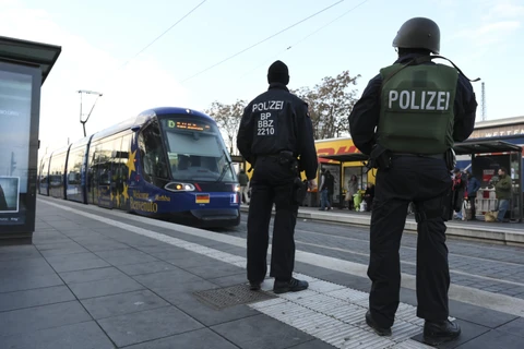 Cảnh sát làm nhiệm vụ tại Kehl, Đức. (Ảnh: AFP/TTXVN) 