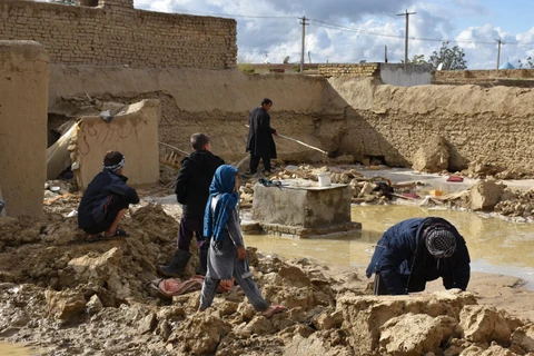 Người dân khắc phục hậu quả lũ lụt ở Mazar-i-Sharif, thủ phủ tỉnh Balkh, Afghanistan ngày 30/3/2019. (Ảnh: THX/TTXVN) 
