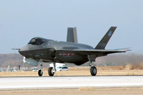 Máy bay F-35 của Tập đoàn sản xuất vũ khí Lockheed Martin trong chuyến bay thử nghiệm tại Fort Worth, Texas (Mỹ). (Ảnh: AFP/TTXVN) 