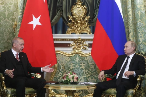 Tổng thống Nga Vladimir Putin (phải) và người đồng cấp Thổ Nhĩ Kỳ Tayyip Erdogan (trái) tại cuộc gặp ở Moskva, Nga ngày 8/4. (Ảnh: AFP/TTXVN) 