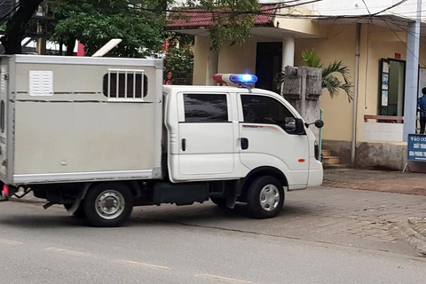 Xe chuyên dụng chở các bị can trong vụ xâm hại tình dục nữ sinh lớp 9 ở Thái Bình đến Tòa án nhân dân thành phố Thái Bình. (Ảnh: Thế Duyệt/TTXVN) 