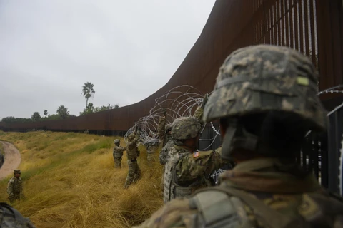 Binh sỹ Mỹ được triển khai tại khu vực Brownsville, Texas, biên giới Mỹ- Mexico, ngày 13/11/2018. (Ảnh: AFP/TTXVN) 