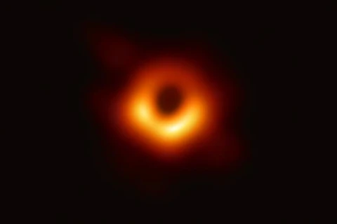 Bức ảnh đầu tiên chụp hố đen được giới khoa học công bố tối 10/4/2019. (Ảnh: AFP/TTXVN)