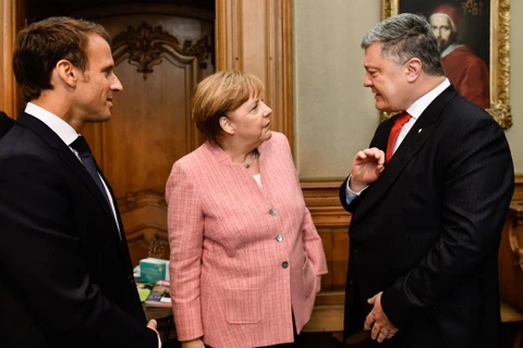 Tổng thống Pháp Emmanuel Macron, Thủ tướng Đức Angela Merkel và Tổng thống Ukraine Petro Potroshenko. (Nguồn: president.gov.ua)