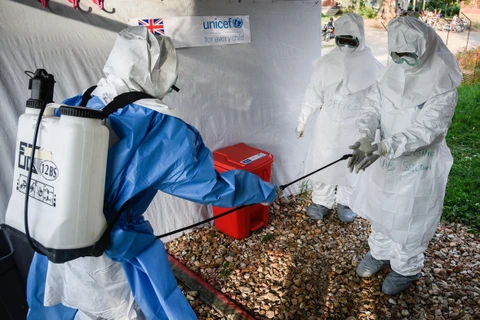 Nhân viên y tế tham gia đợt huấn luyện nâng cao khả năng đối phó với dịch Ebola tại bệnh viện ở Bwera thuộc Uganda, giáp giới CHDC Conggo ngày 12/12/2018. (Ảnh: AFP/TTXVN)