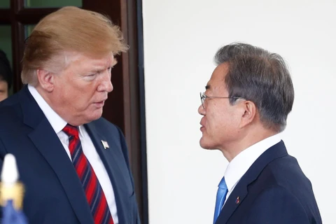 Tổng thống Mỹ Donald Trump (trái) và người đồng cấp Hàn Quốc Moon Jae-in tại lễ đón ở Washington DC., ngày 11/4/2019. (Ảnh: THX/TTXVN) 