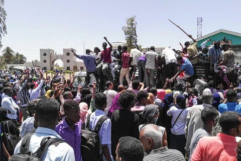 Người biểu tình chống Chính phủ tập trung bên ngoài trụ sở Bộ Quốc phòng ở thủ đô Khartoum, Sudan, ngày 8/4/2019. (Ảnh: AFP/TTXVN)