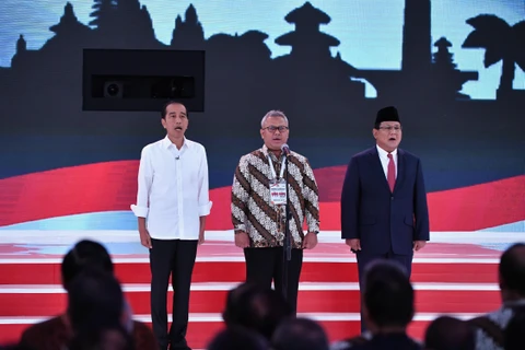 Tổng thống đương nhiệm Indonesia Joko Widodo (trái) và ông Prabowo Subianto (phải) tại cuộc tranh luận ở Jakarta ngày17/2. (Ảnh: AFP/TTXVN)